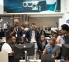 Viele Menschen schauen auf einen PC-Bildschirm. BMW IT-Hub in Südafrika