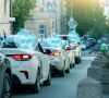 Connected Cars Parken an einer Straße / So verändert IoT das Fuhrparkmanagement
