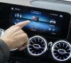 Eine Hand wählt auf dem MBUX von Mercedes-Benz den Store für Connected Services an