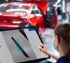 Für den Aufbau einer bildgestützten KI-Anwendung markiert eine BMW-Mitarbeiterin Fotos von Einstiegsleisten
