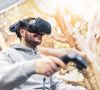 Ein Kunde bei BMW trägt die VR-Brille HTC Vive Pro, um sein Fahrzeug beim Autokauf virtuell zu erleben.