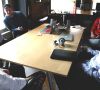 5 Männer sitzen an einem Schreibtisch im Büro und diskutieren