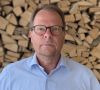 Peter Meterns, Ex-Entwicklungsvorstand von Audi, steht vor einem Holzstapel auf seiner Finca in Spanien