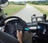 Ein Lkw-Fahrer bedient ein Tablet während das Lenkrad unberührt bleibt