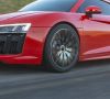 Ein roter Audi fährt mit Bridgestone-Reifen über die Straße.
