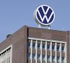Das neue VW-Logo am Stammsitz in Wolfsburg.