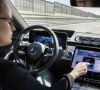 Frau nutzt Homeoffice-Funktionen in der Mercedes-Benz S-Klasse
