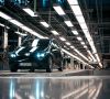 Sono Motors Sion in schwarz in einer Produktionshalle