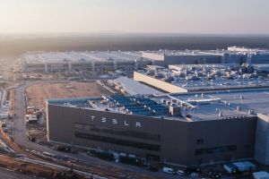 Tesla-Gigafactory im brandenburgischen Grünheide: Das Unternehmen war mit den Erweiterungsplänen für die Autofabrik bei den Bürgern in Grünheide mehrheitlich auf Ablehnung gestoßen