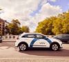 EIn autonomes Fahrzeug von Vay bewegt sich durch den Stadtverkehr.
