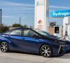 Toyota Mirai an einer Wasserstoff-Tankstelle