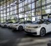 Mehrere weiße ID.3-Fahreuge von Volkswagen stehen in einem Verkaufsraum