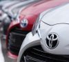 Mehrere Toyota-Modelle stehen hintereinander-