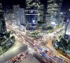 Eine große Straßenkreuzung in Seoul (Südkorea) ist bei Nacht hell erleuchtet