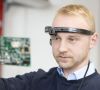 Digitaler Montageassistent: Ein Mann mit Augmented Reality-Brille