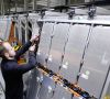 Volkswagen-Mitarbeiter an den Handarbeitsplätzen der Batteriesystemfertigung.