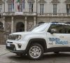 Ein Jeep Renegade 4xe steht in der Innenstadt von Turin