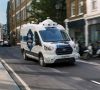 Ford Transit Kastenwagen als ZUstellfahrzeug von Hermes auf den Straßen Londons.