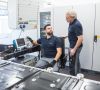 Zwei Mitarbeiter von Valmet Automotive in Bad Friedrichshall entwerfen klassische Ingenieursdienstleistungen.