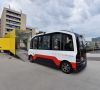Der autonome Kleinbus wird in der Hamburger HafenCity ausgeladen