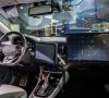 Ein autonomes Testfahrzeug von Hyundai mit diversen Bildschirmen.