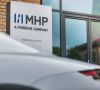 Logo am Eingang von MHP / Bis 2024: Porsche übernimmt MHP komplett