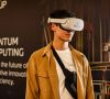 Ein Mann mit einer VR-Brille auf dem BMW IT-Innovation Summit in München / Diese IT-Innovationen nutzt BMW