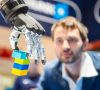 Eine Roboterhand greift Lego-Steine