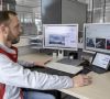 Ein Audi-Mitarbeiter trainiert Azubis mit verschiedenen Programmen an seinem Computer