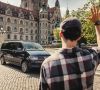 EIn Fahrgast wartet in Hannover auf das Moia-Fahrzeug