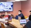 Büroraum in dem vier IT-Experten an neuen digitalen Vertriebslösungen für Skoda arbeiten