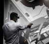 Ein Mann arbeitet mit einer Virtual-Reality-Brille an einem Fahrzeugmodell.