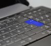 Tastatur eines Laptops mit blauer Enter-Taste