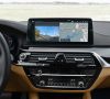 Cockpit der BMW 530e Limousine mit Infotainment.