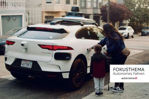 Frau und Kind stehen vor einem jaguar I-Pace von Waymo | Google-Schwester Waymo testet neuerdings in San Francisco ihren fahrerlosen Robotaxi-Dienst - so wie mittlerweile viele andere Tech-Unternehmen weltweit.