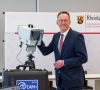 Rheinland-Pfalz Innenminister Michael Ebling mit der Monocam / Kamerasysteme sollen Smartphone-Nutzung am Steuer erkennen