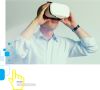 Mann schaut durch VR-Brille