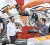 Zwei Experten vor einer Produktionsanlage bei Audi in Neckarsulm