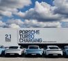 Schnellladetruck von Porsche an dem mehrere E-Sportwagen Taycan laden